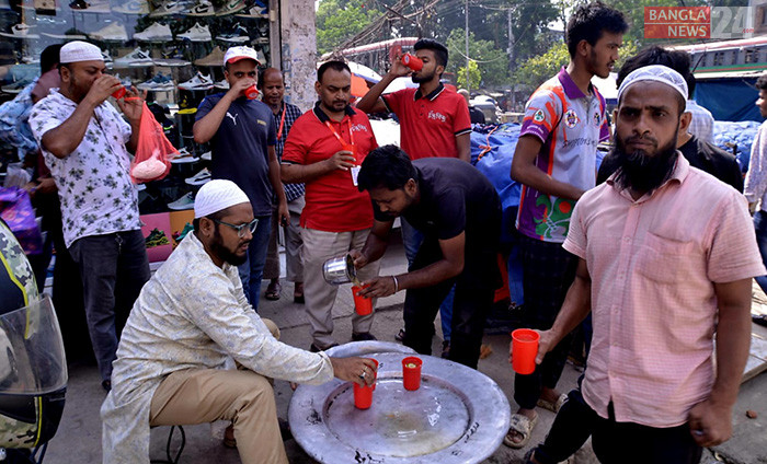 কয়েকদিন ধরে তাপমাত্রা বেড়ে গেছে। এ কারণে রাজধানীর রাস্তায় রাস্তায় নিজ খরচে ঠান্ডা পানির শরবত বনিয়ে সর্বস্তরের মানুষকে খাওয়াচ্ছেন মহল্লার যুবকরা। মিরপুর ১০ নম্বর এলাকা থেকে ছবিটি তুলেছেন জি এম মুজিবুর।